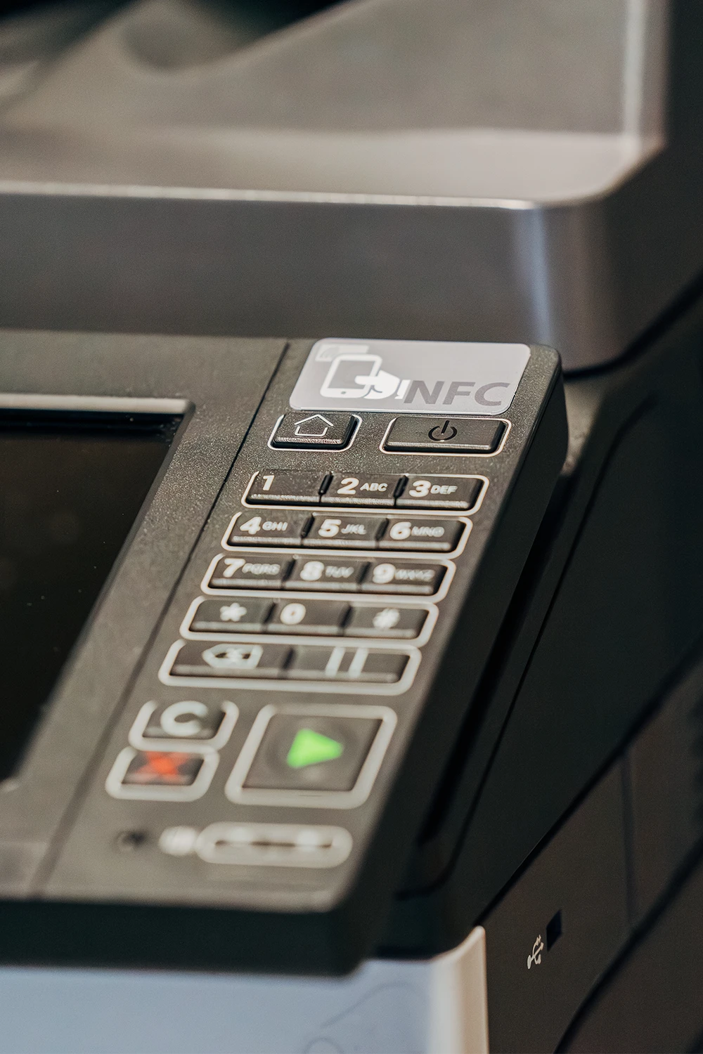 Detailaufnahme der NFC-Funktion am Multifunktionsgerät für komfortable Authentifizierung und Druckfreigabe