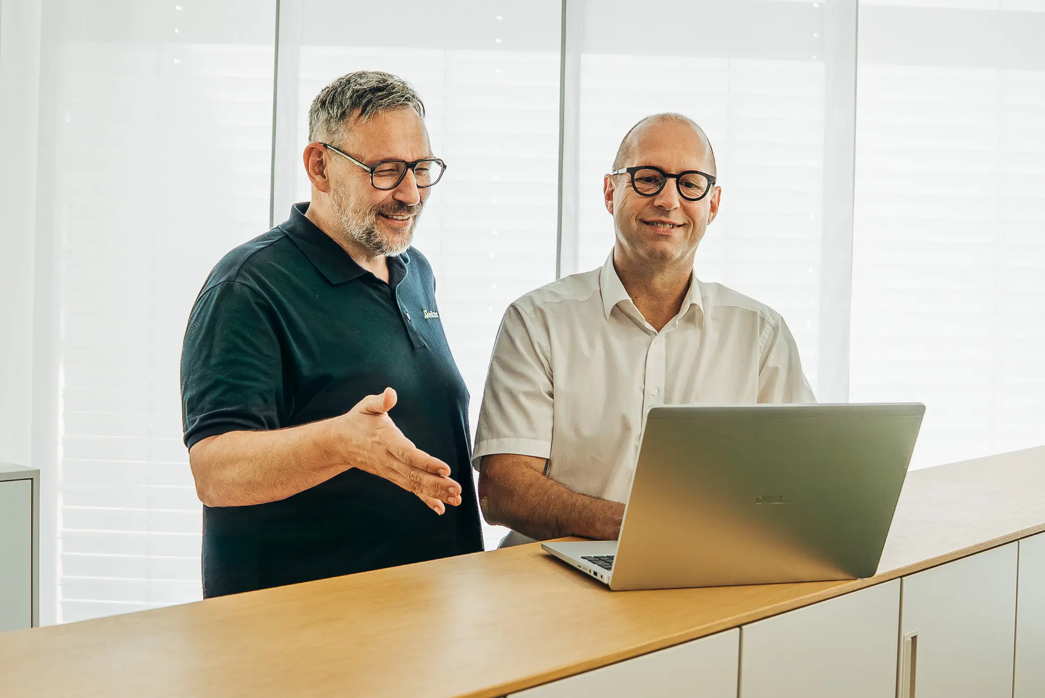 reitzner DMS-Experte im Vorgespräch mit einem Kunden – erster Eindruck zu Leistungsumfang und Nutzen eines modernen Dokumentenmanagements per Live-Simulation am Bildschirm