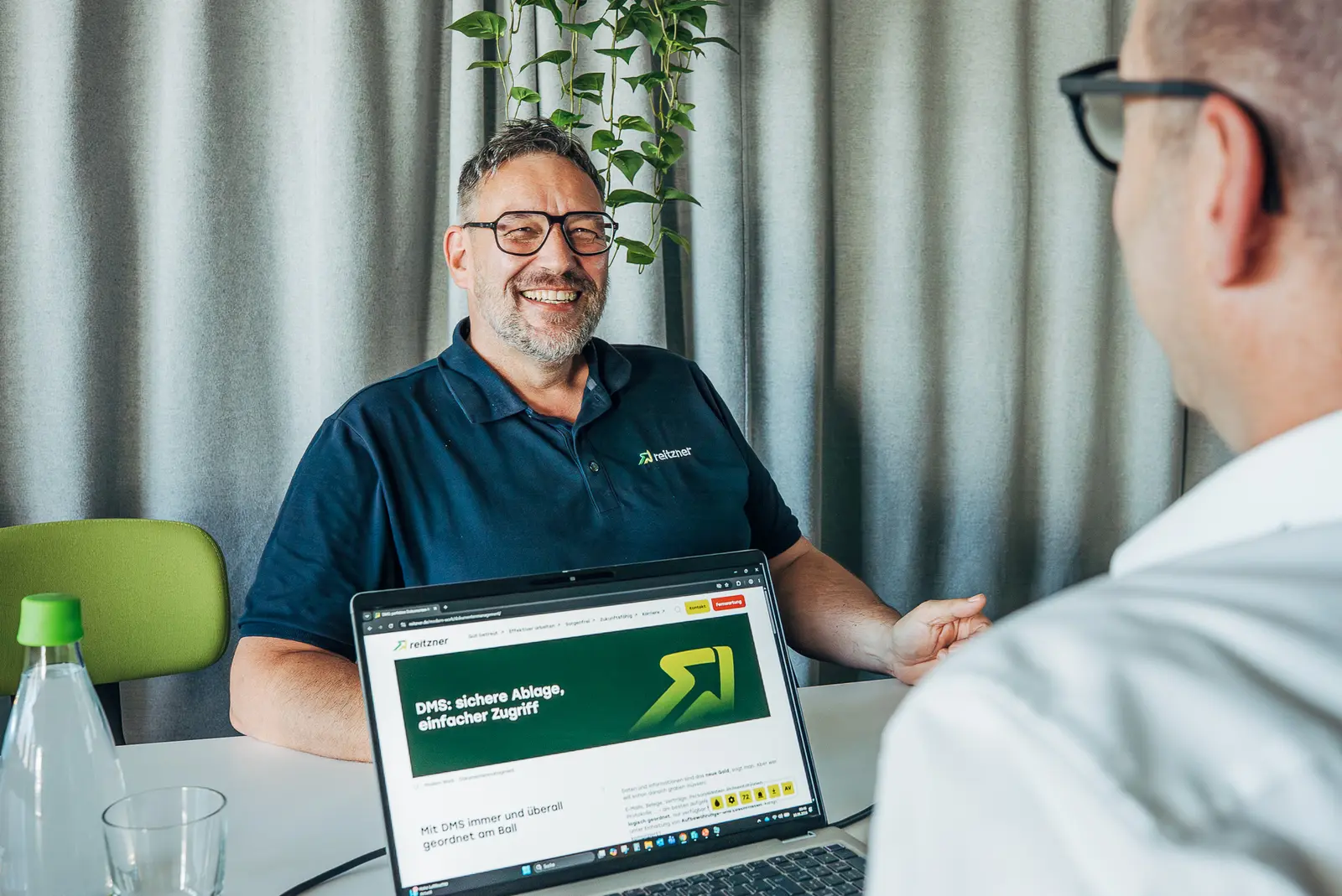 Teilnehmer eines DMS-Workshops bei reitzner erarbeiten gemeinsam Optimierungspotenziale im Umgang mit Rechnungen, Belegen und digitalen Dokumenten