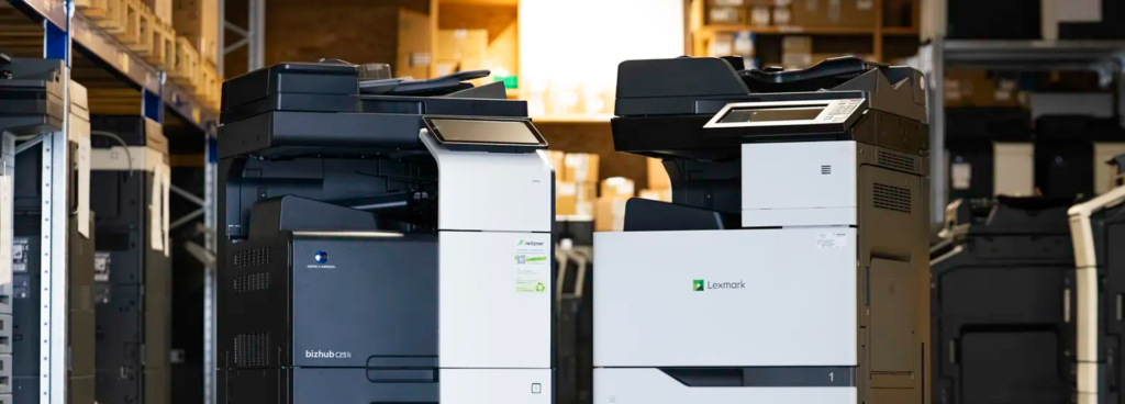 Zwei groß Drucker stehen in einem Lagerrraum für viele Drucker