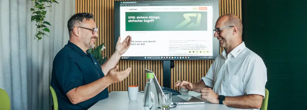 reitzner DMS-Workshop in Aktion: Berater und Kunde im persönlichen Gespräch über sichere Ablage und einfachen Zugriff im Dokumentenmanagement
