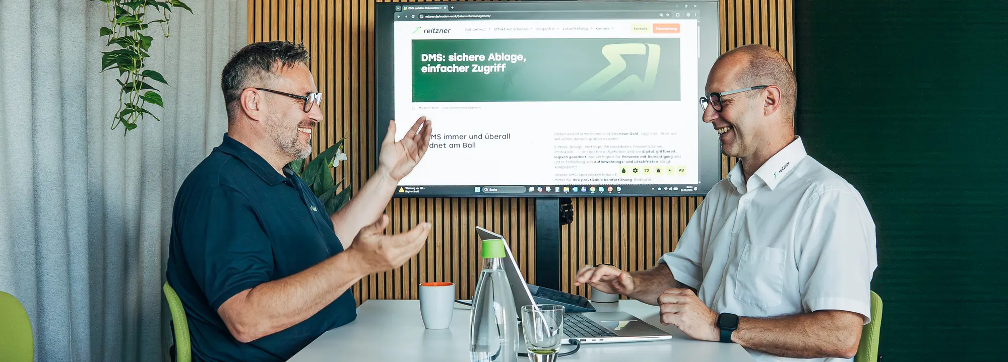 reitzner DMS-Workshop in Aktion: Berater und Kunde im persönlichen Gespräch über sichere Ablage und einfachen Zugriff im Dokumentenmanagement