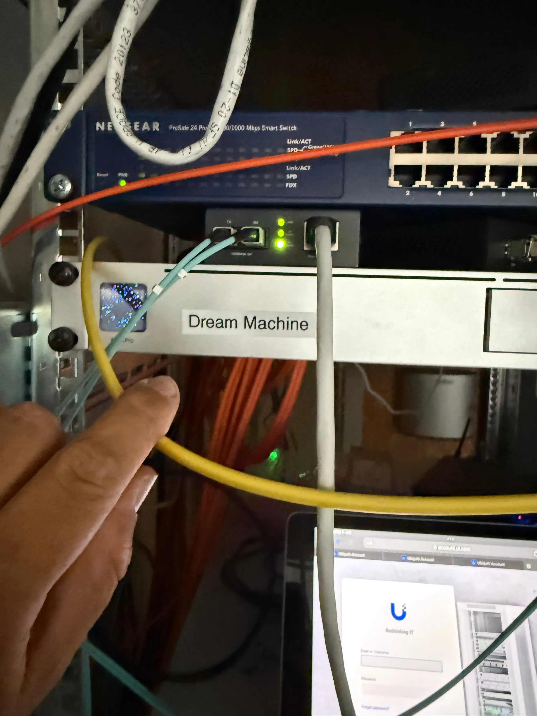 Mitarbeiter erklärt einen Serverschrank.