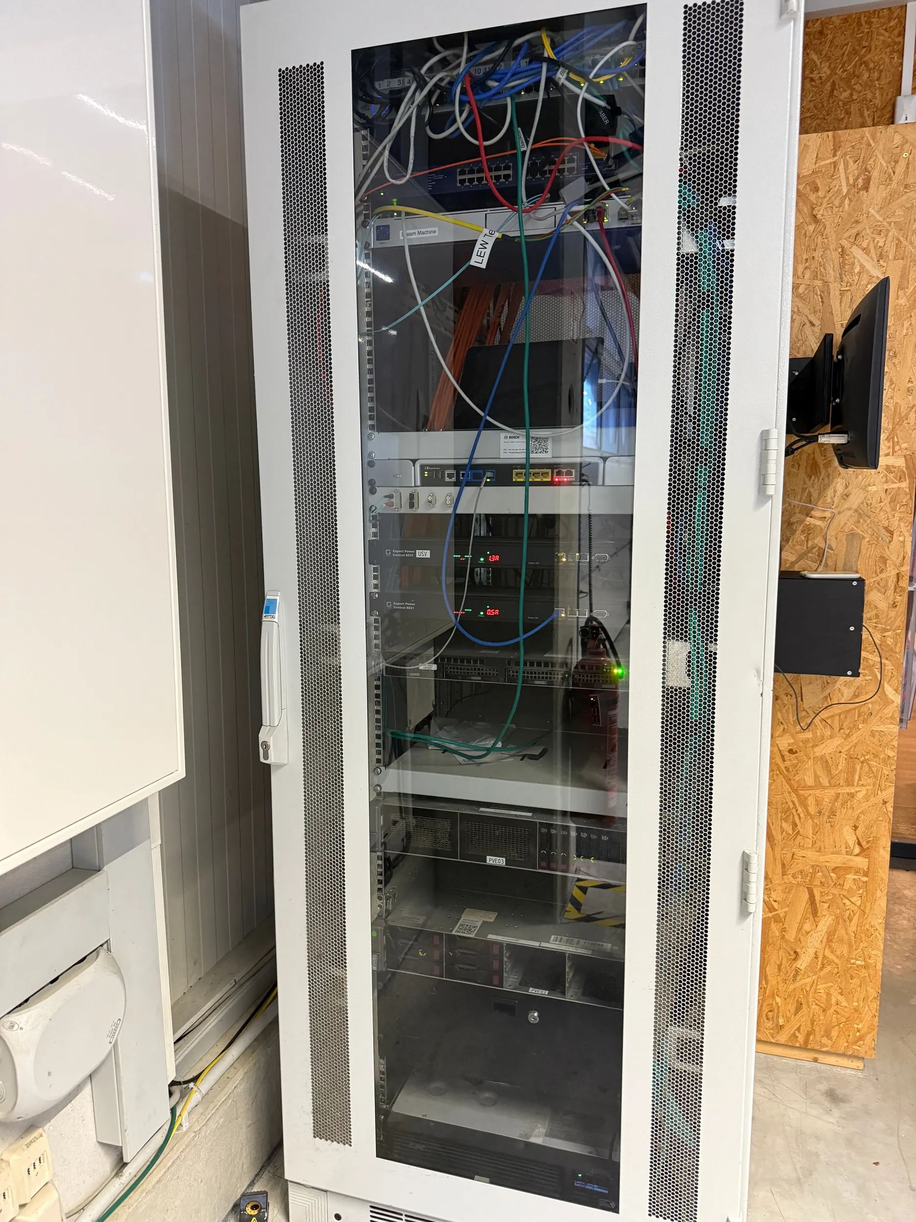 Großer Server Schrank für eine gute IT Infrastruktur.