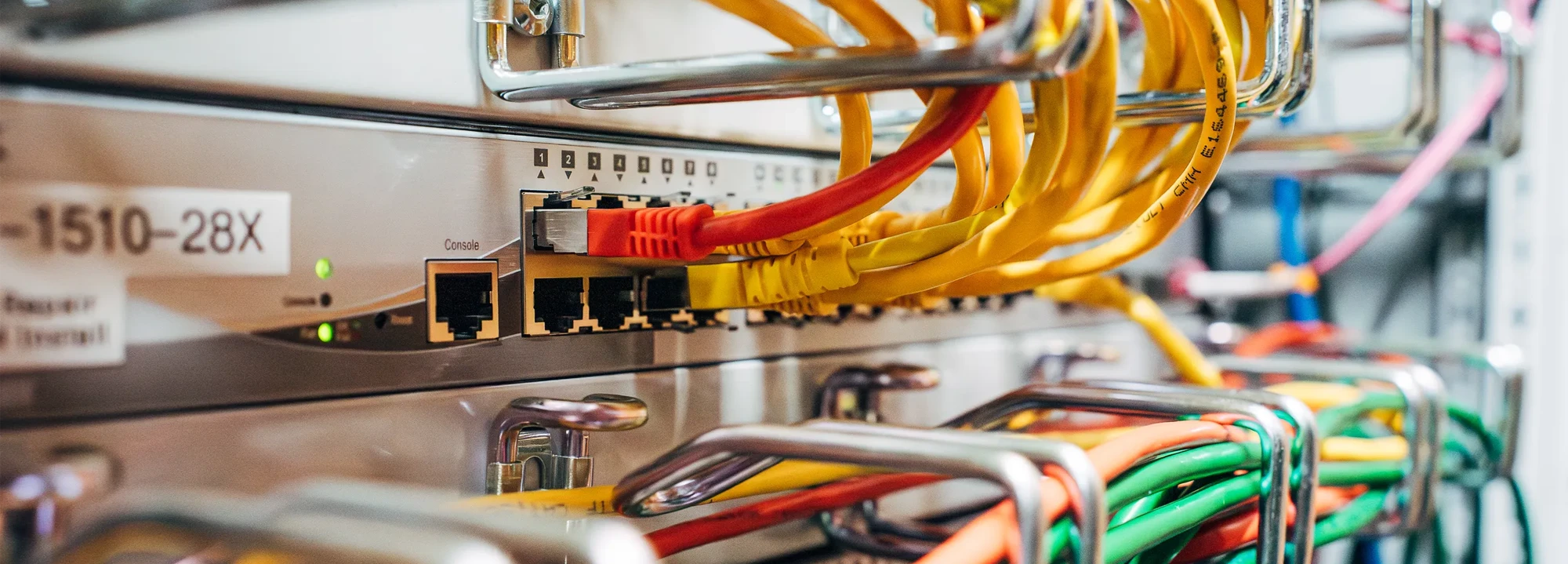 Viele Kabel an einem Serverschrank angeschlossen