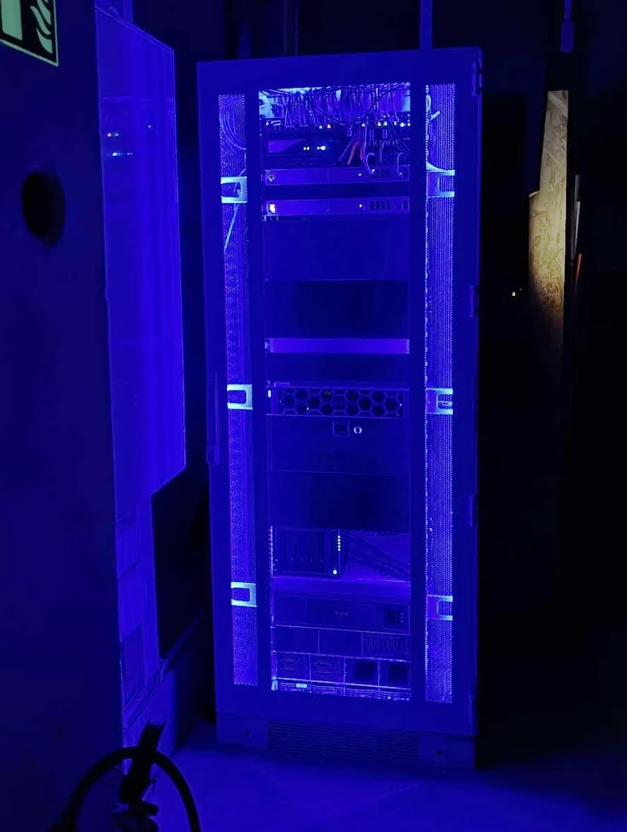 Leuchtende Statusanzeigen im Serverschrank der neuen IT Infrastruktur.
