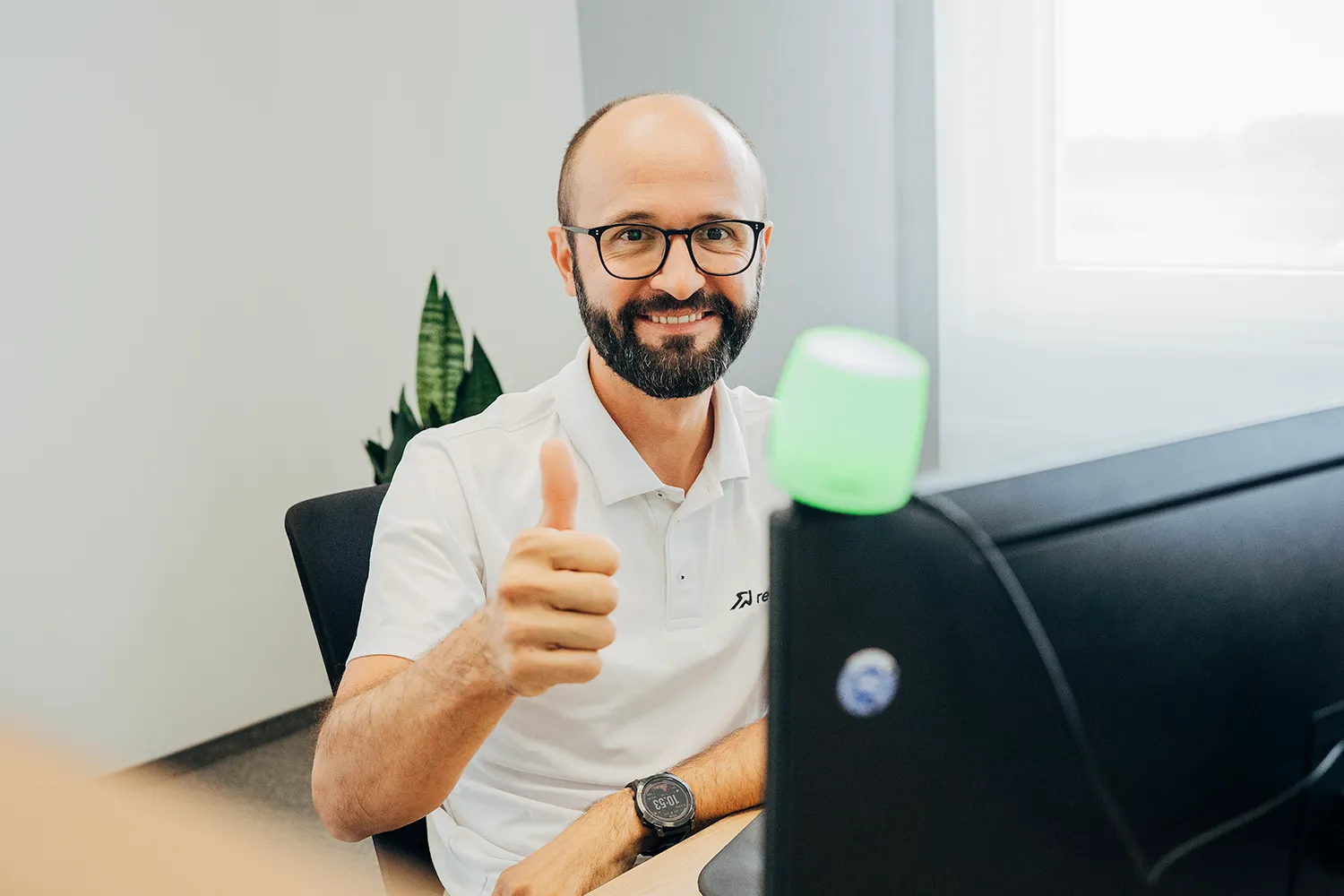 Managed Services: Fokus auf Ihr Kerngeschäft 2 Christian Nikolaus an seinem Arbeitsplatz bei reitzner, hebt den Daumen nach oben